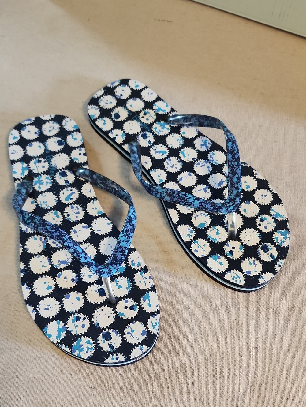 Vera Bradley Black and Blue Floral Pattern Flip Flops 7-8